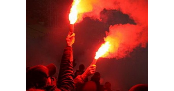 на стадионе горит огонь факелы болельщиков